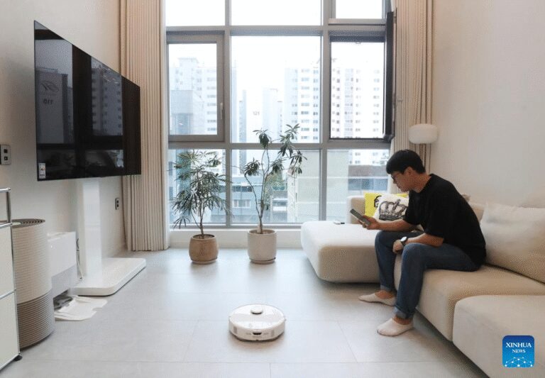 Chinese robot vacuum cleaners gain popularity-Xinhua