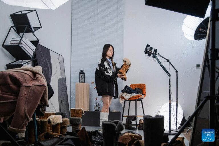 E-commerce, logistics companies busy preparing for “Double Eleven” shopping festival-Xinhua