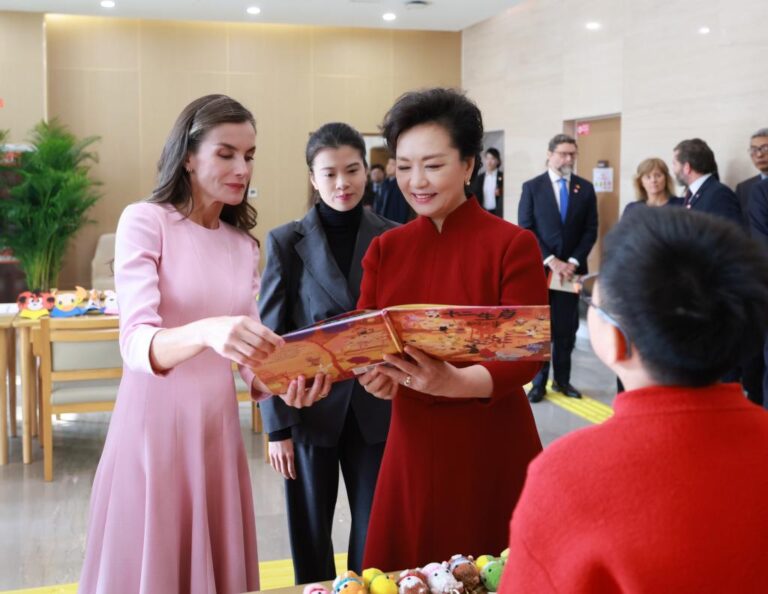 Peng Liyuan, Spain’s Queen Letizia visit service center for persons with disabilities in Beijing-Xinhua