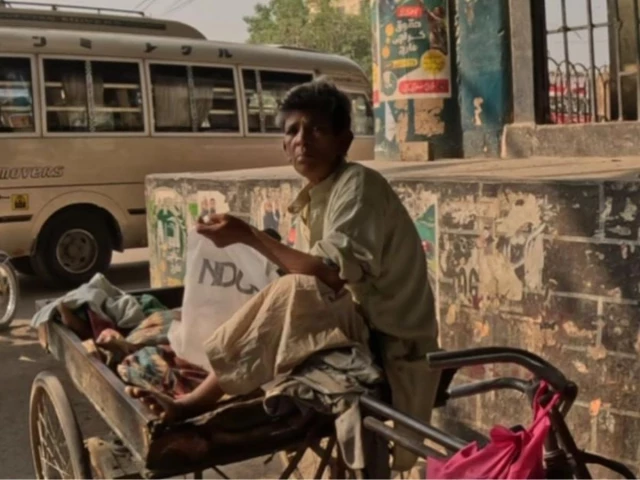 Karachi woman disguises herself as man to support family