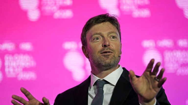 PayPal seeks U.S. approval to form bank, offer small business loans