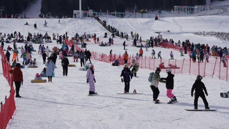 Influx of int’l tourists helps illuminate the real Xinjiang -Xinhua