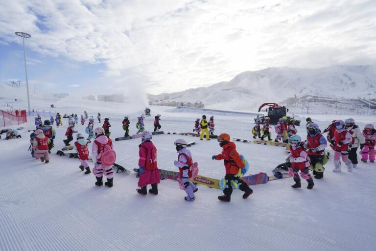 China rolls out school breaks to snowball winter tourism fever-Xinhua