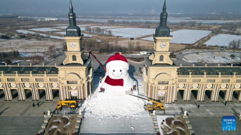 Workers build giant snowman in Harbin, China’s Heilongjiang-Xinhua