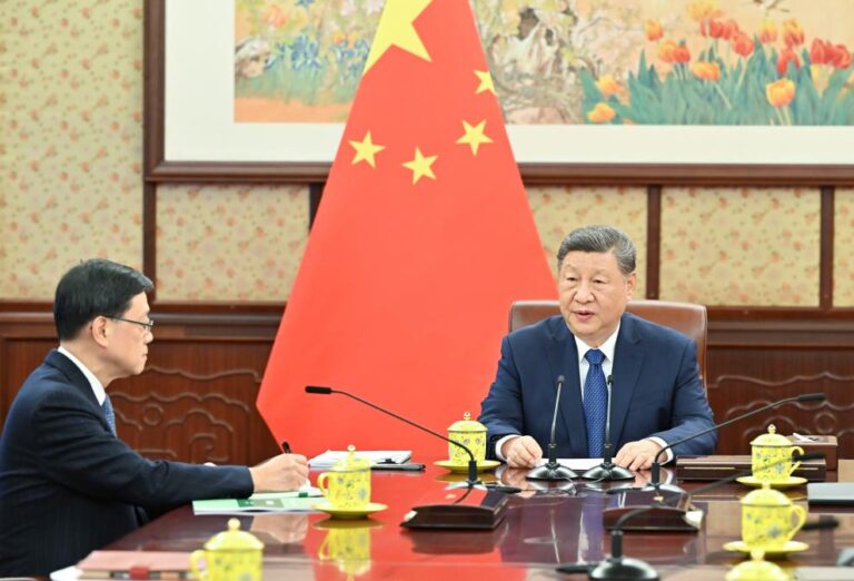 Xi hears report from HKSAR chief executive-Xinhua