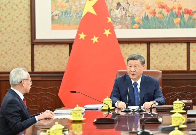 Xi hears report from Macao SAR chief executive-Xinhua