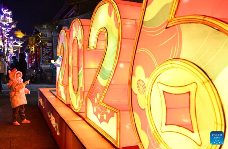 People enjoy New Year holiday across China-Xinhua