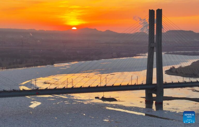 Scenery of frozen Yellow River amid cold wave-Xinhua