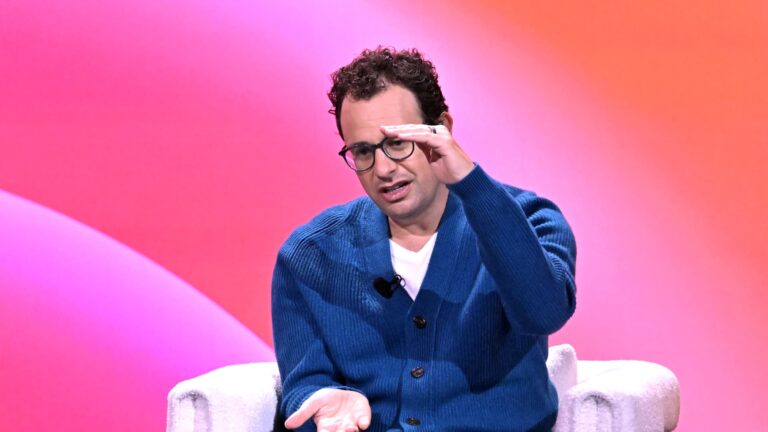 Anthropic releases Claude Sonnet 4.6, the new default for free and pro