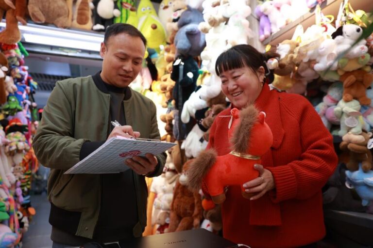 “World’s supermarket” gallops into Year of Horse with vision, vigor-Xinhua