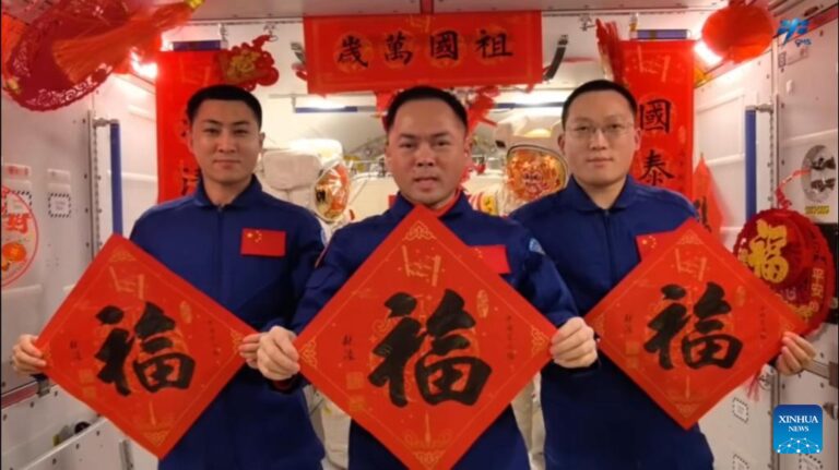 Space station crew rings in Year of the Horse with best wishes, fresh cake -Xinhua