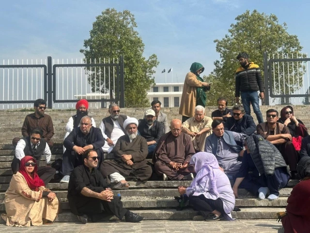 Opposition sit-in continues for third day over Imran Khan’s hospital transfer