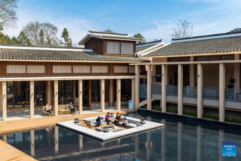 Blooming azaleas draw crowds of visitors to SW China’s Guizhou -Xinhua