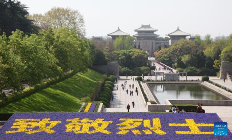 People across China pay tribute to martyrs during Qingming Festival-Xinhua