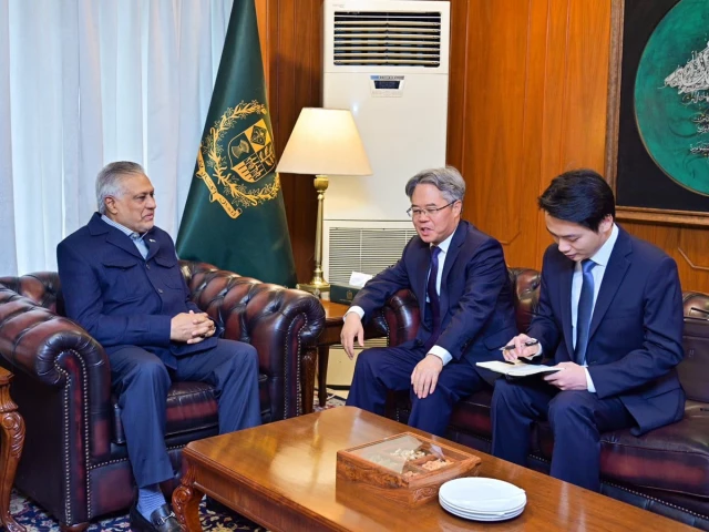 Dar receives calls from EU, Qatar, regional counterparts as Pakistan drives US‑Iran truce